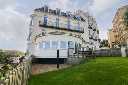 11 COVE VIEW APARTMENTS, pet friendly, with a garden in Ilfracombe