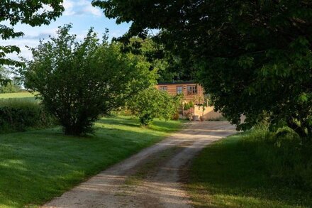 Luxury Shepherds Hut with hot tub and WiFi in rural location near Bath +Bristol