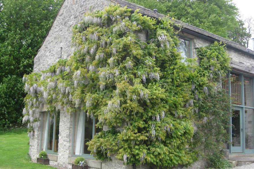 Beautiful Rural Setting In The Heart Of The Peak District