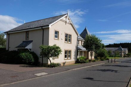 Ideal Family Apartment In Leafy South Edinburgh - no stairs & free parking