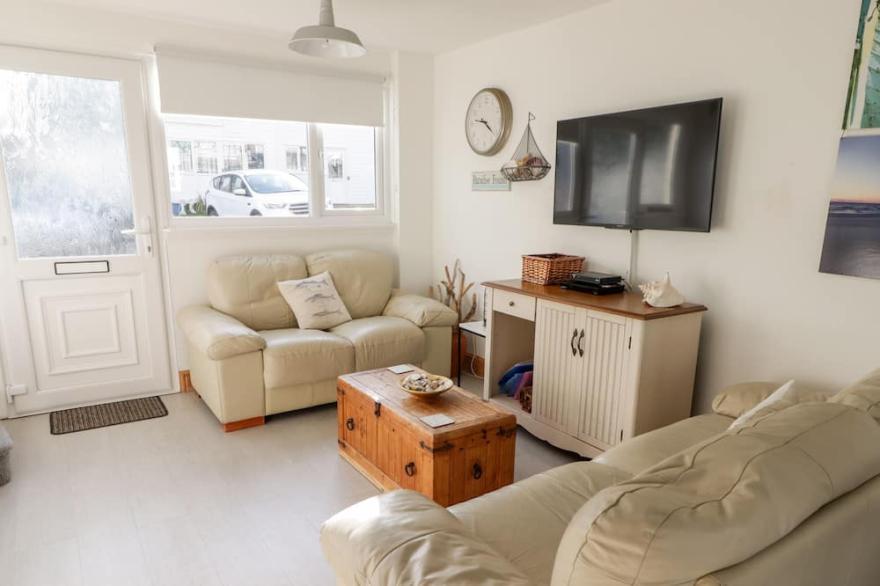 THE BEACH SHACK, family friendly, country holiday cottage in Lamphey