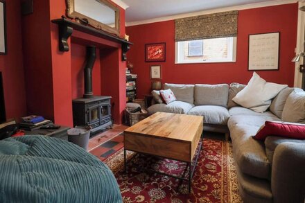 BROOK HOUSE, pet friendly, character holiday cottage in Framlingham