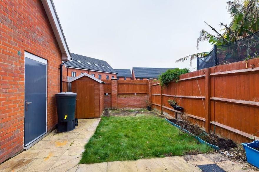 5 Bed Townhouse Nr Reading Centre. Garden/Parking