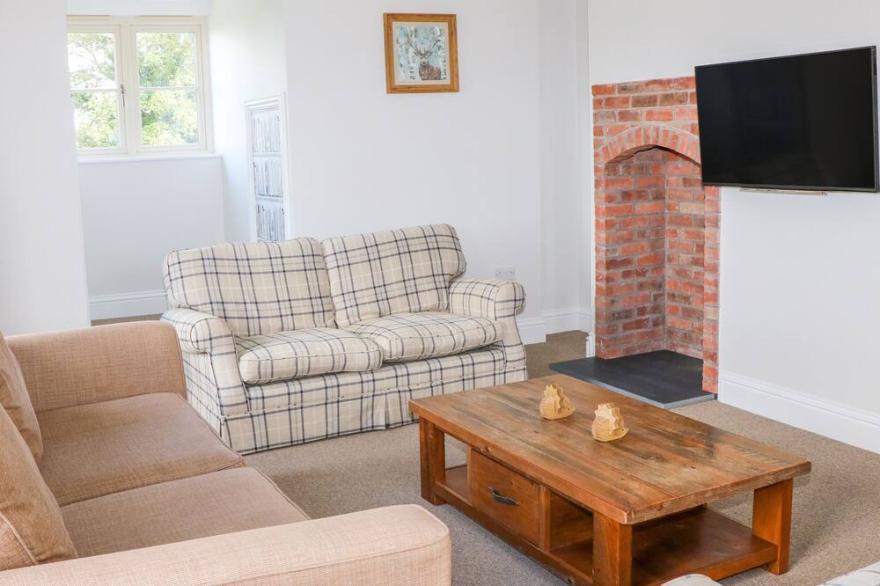 HIGHCROFT, pet friendly, with hot tub in Turnditch