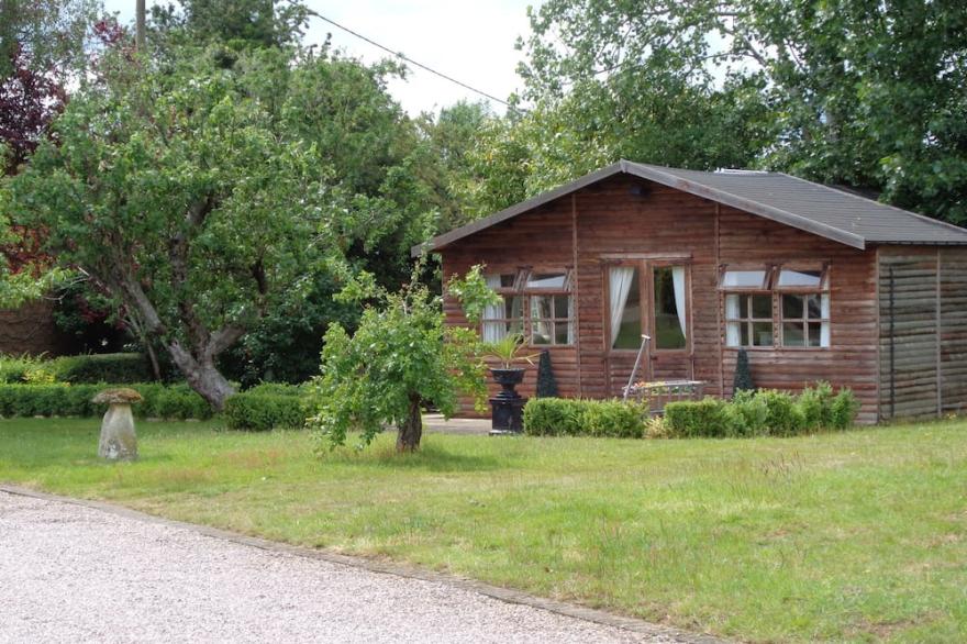 Log Cabin, Conveniently Situated Halfway Between Stratford And Warwick