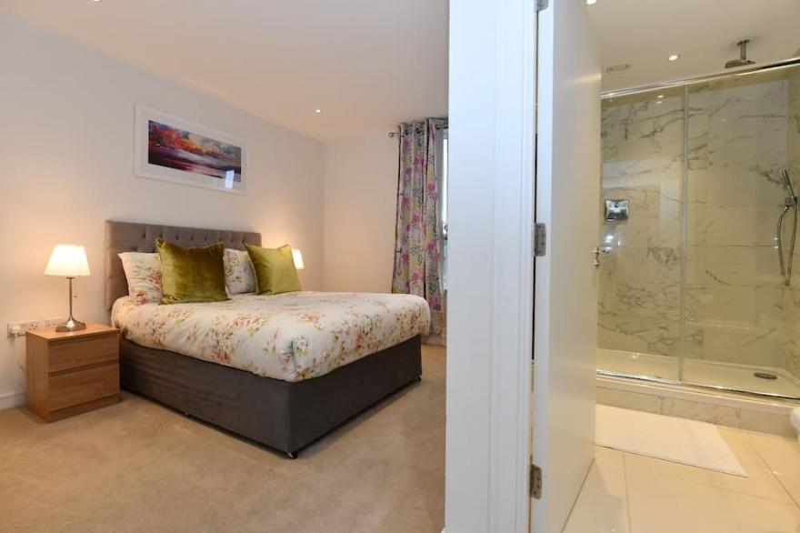 Classic 2 Bed Flat near Brentford Football Stadium