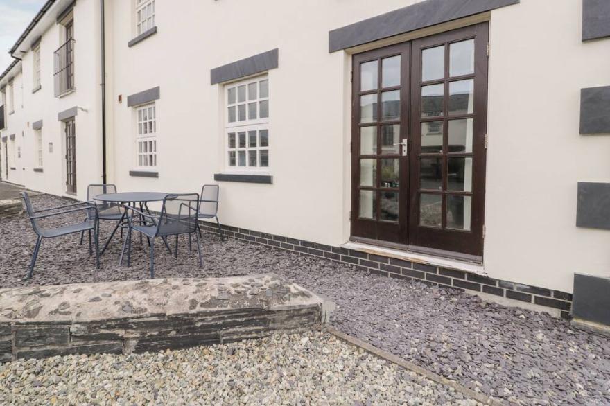 WHISTLE STOP APARTMENT, pet friendly in Porthmadog