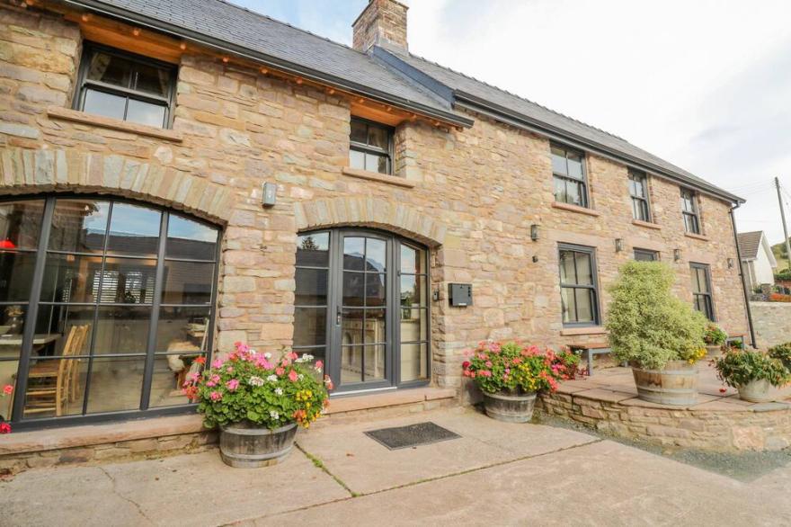 PEN BONT HOME FARM, Pet Friendly, With Open Fire In Builth Wells