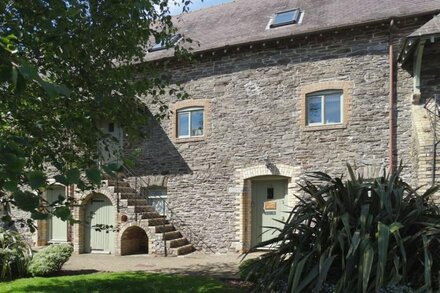 ST AUBYN COTTAGE, pet friendly, with a garden in Noss Mayo