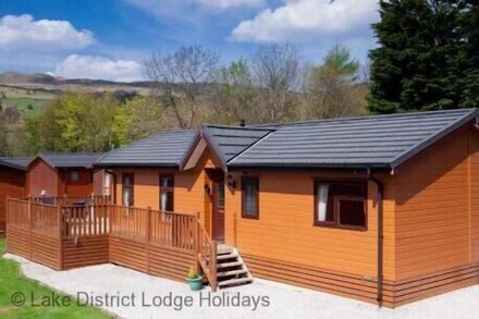 HIDEAWAY LODGE, pet friendly, with a garden in Windermere