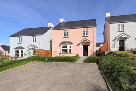 4 LLAIN YR EGLWYS, pet friendly in Newport, Pembrokeshire