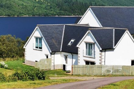 LOCHSIDE, 1 THE CORRIES, family friendly in Spean Bridge