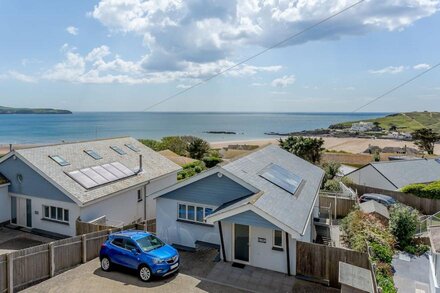 Luxury property Sleeps 8 - Sea views & hot tub - 200m from beach!