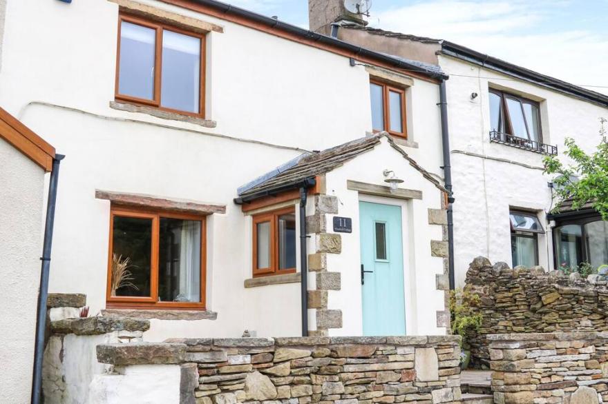 WINDMILL COTTAGE, Family Friendly, With A Garden In Great Harwood