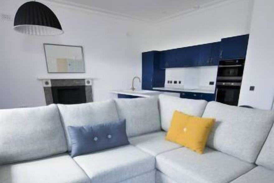 A lews castle that sleeps 6 guests  in 3 bedrooms