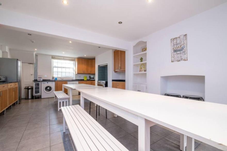 Large Central Brighton Townhouse Close to Pier
