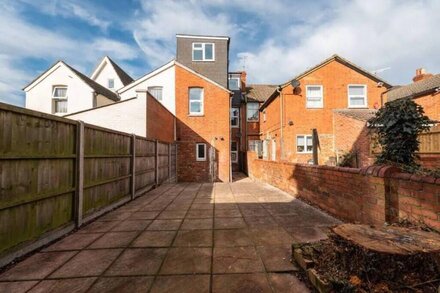 Cheerful 7 bedroom house in Reading.