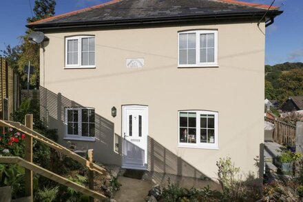 POUND COTTAGE, family friendly, character holiday cottage in Uplyme