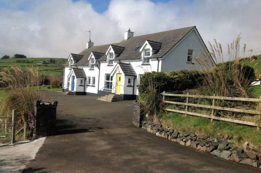 Beachview Cottage Co.. Antrim blue door 4 bedrooms