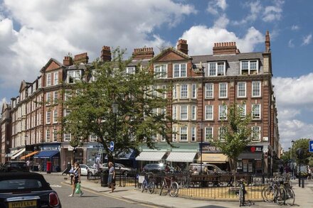 Chelsea Green FirstFloor Gem Apartment in  safe Chelsea Sloane Square location.