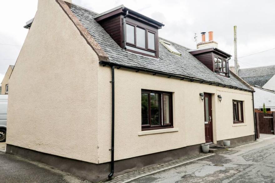 MACLEAN COTTAGE, Pet Friendly, With Open Fire In Beauly