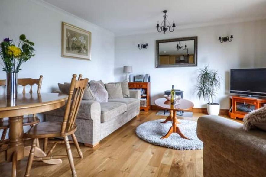 LOW DOW CRAG, romantic, character holiday cottage in Coniston