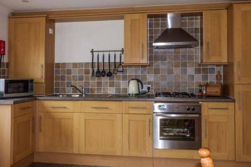 LOW DOW CRAG, romantic, character holiday cottage in Coniston