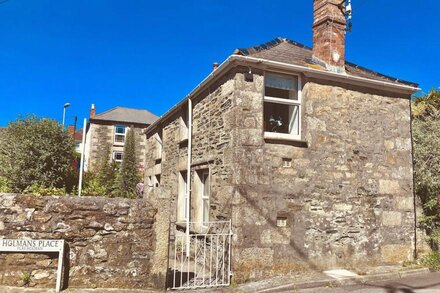 Beautiful Stone Cottage in Porthleven's Conservation Area Just 100m To Harbour