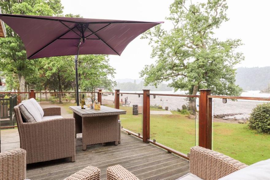 LOUBI'S LAKESIDE LODGE, family friendly in Bowness-On-Windermere