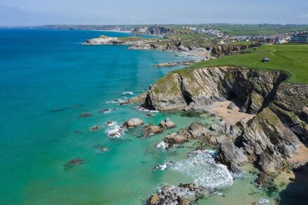 37 CLIFF EDGE, pet friendly, luxury holiday cottage in Newquay