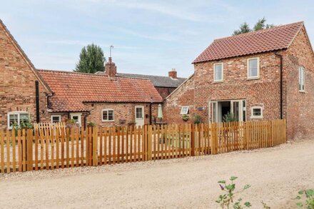 EAU BARN, romantic, character holiday cottage in Billingborough