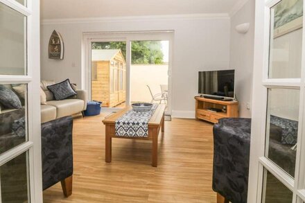 7 THE RETREAT, pet friendly, country holiday cottage in Paignton