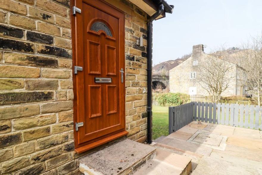 CANAL VIEW, Pet Friendly, With A Garden In Todmorden