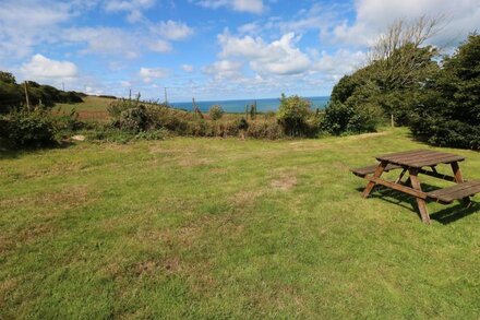 THE GRANARY COTTAGE, pet friendly, with a garden in Llangrannog