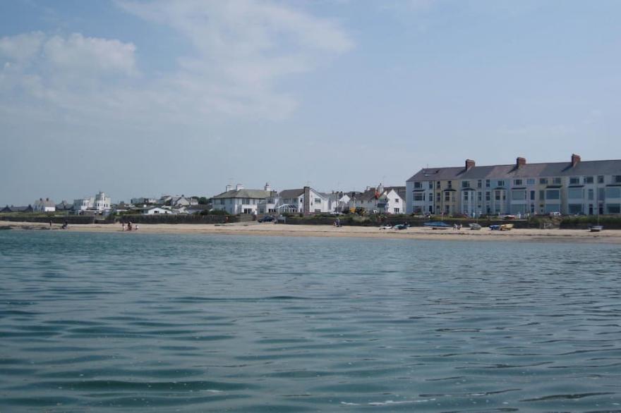 Charming Victorian Cottage close to beach with sea views