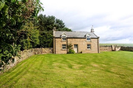 Stone Built Cottage with Large Enclosed Garden & Private Lake Area