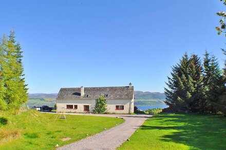 Beautiful Loch Ness views from Spacious, Secluded Farmhouse nr Inverness