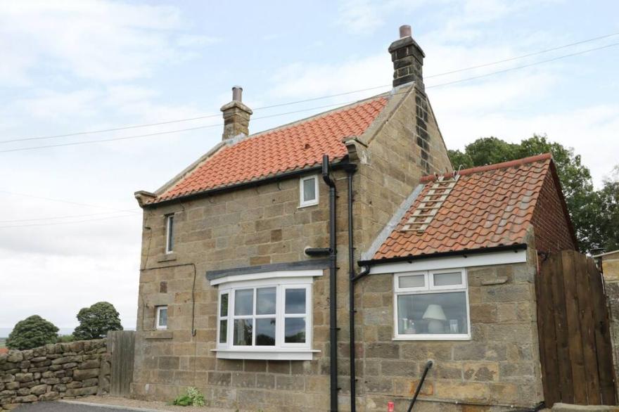 SWANG COTTAGE, pet friendly, character holiday cottage in Glaisdale