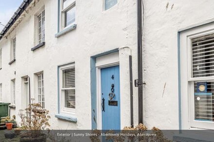 4 Evans Terrace Beautiful Cottage in the heart of Aberdovey! Free parking permit