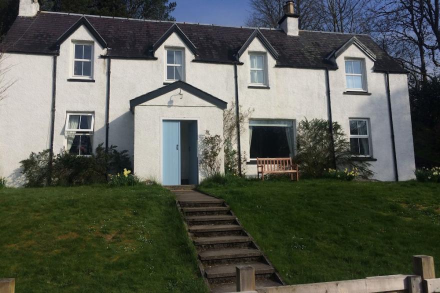 Lilybank,a Traditional Highland Cottage Located In Fort Augustus Village.