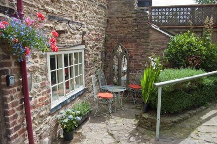 AN EARLY GEORGIAN ONE BEDROOM TERRACED TOWNHOUSE/COTTAGE IN LUDLOW