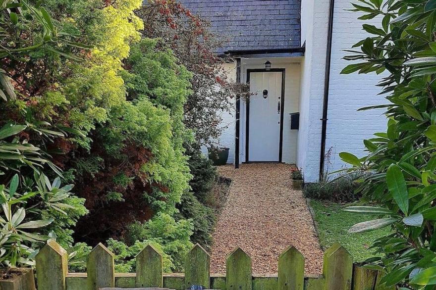 Rose Cottage, Burley. Beautiful Location In New Forest. Dog Friendly, Sleeps 12