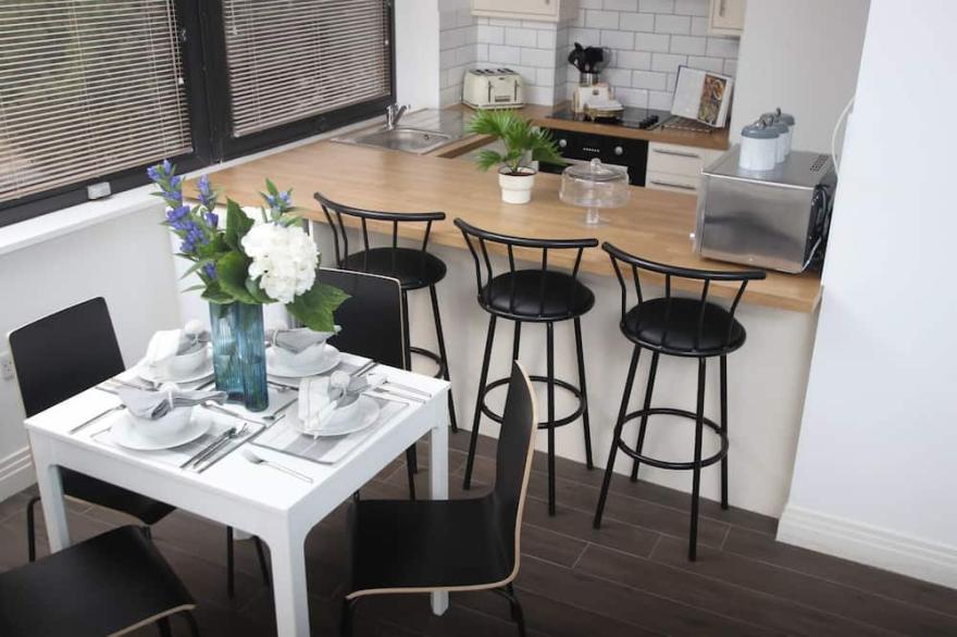 Lovely 2Bedroom/2Bathroom Flat with FREE WIFI and Parking