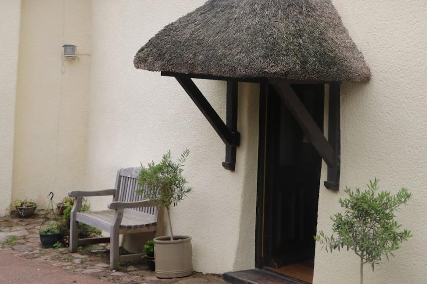 C17th Pet Friendly Thatched Cottage: WIFI, Woodburner, Enclosed Garden & Parking