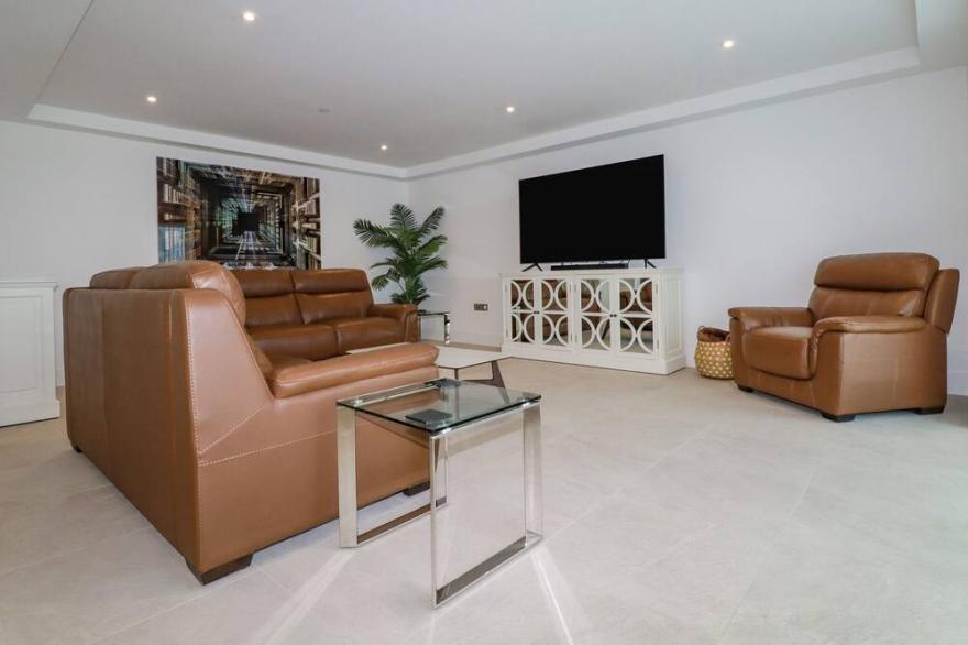 13 CLIFF EDGE, family friendly, country holiday cottage in Newquay