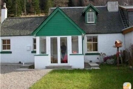 Lovely foresters cottage, amazing Loch Ness views, private beach, pets welcome