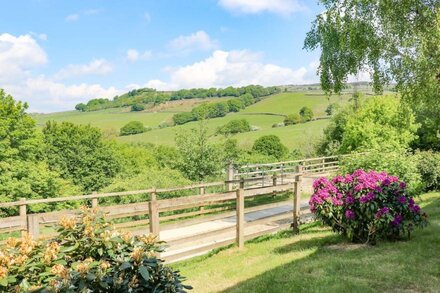 ROWAN BANK, JACOBS WOOD, with hot tub in Silsden