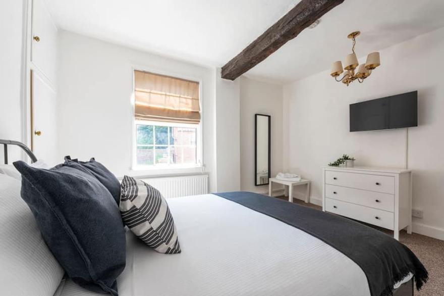 Riverside Rest - quirky split-level 3-bed cottage