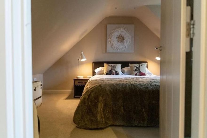 Private luxurious, Modern Barn conversion, own courtyard, parking, nr to station