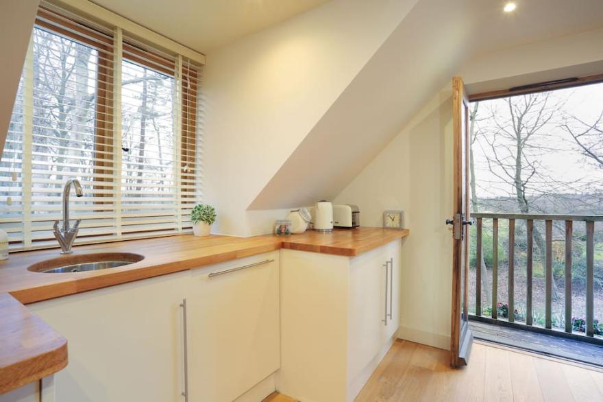 Private luxurious, Modern Barn conversion, own courtyard, parking, nr to station
